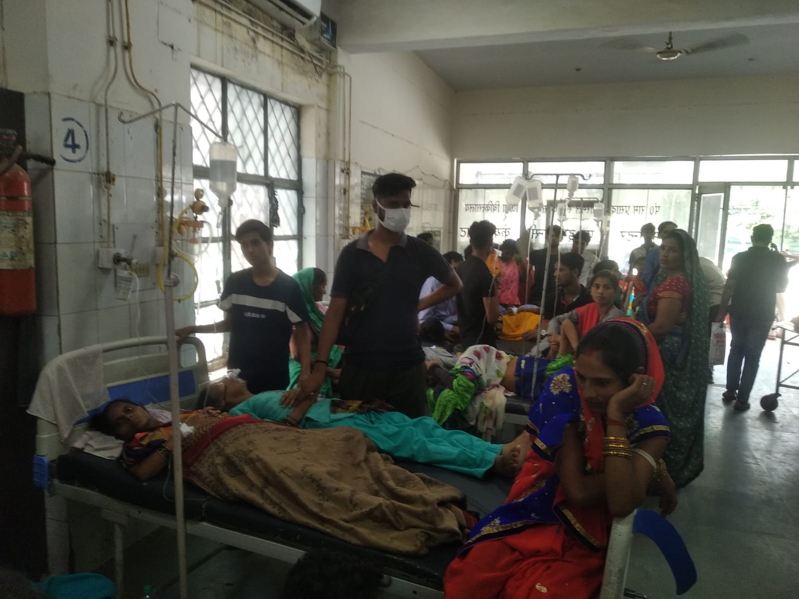 राजकीय मेडिकल कॉलेज में बेड नहीं मिलने के कारण जमीन पर लेटा भूरे। संवाद