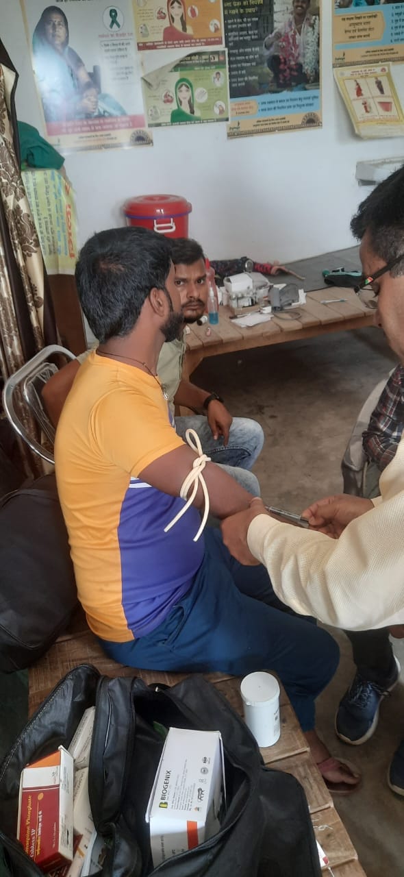 राजकीय मेडिकल कॉलेज में बेड नहीं मिलने के कारण जमीन पर लेटा भूरे। संवाद