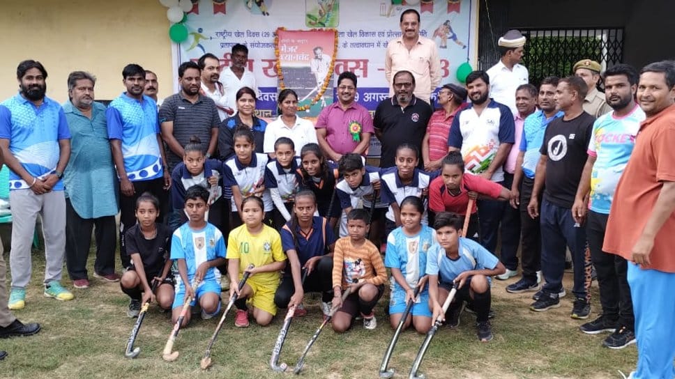 स्टेडियम में आयोजित क्रिकेट टूर्नामेंट में विजेता टीम को पुरस्कार देते जिलाधिकारी प्रकाशचंद्र स्टेडियम में आयोजित क्रिकेट टूर्नामेंट में विजेता टीम को पुरस्कार देते जिलाधिकारी प्रकाशचंद्र