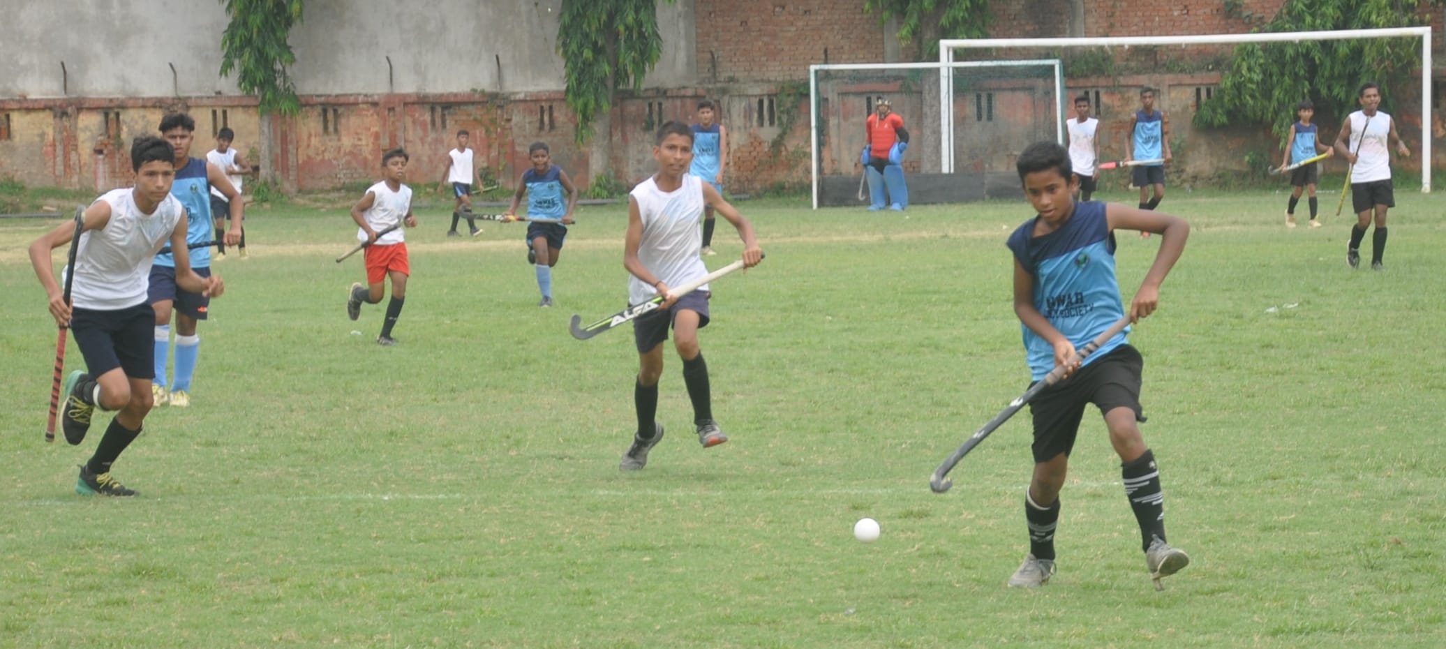 स्टेडियम में आयोजित क्रिकेट टूर्नामेंट में विजेता टीम को पुरस्कार देते जिलाधिकारी प्रकाशचंद्र स्टेडियम में आयोजित क्रिकेट टूर्नामेंट में विजेता टीम को पुरस्कार देते जिलाधिकारी प्रकाशचंद्र