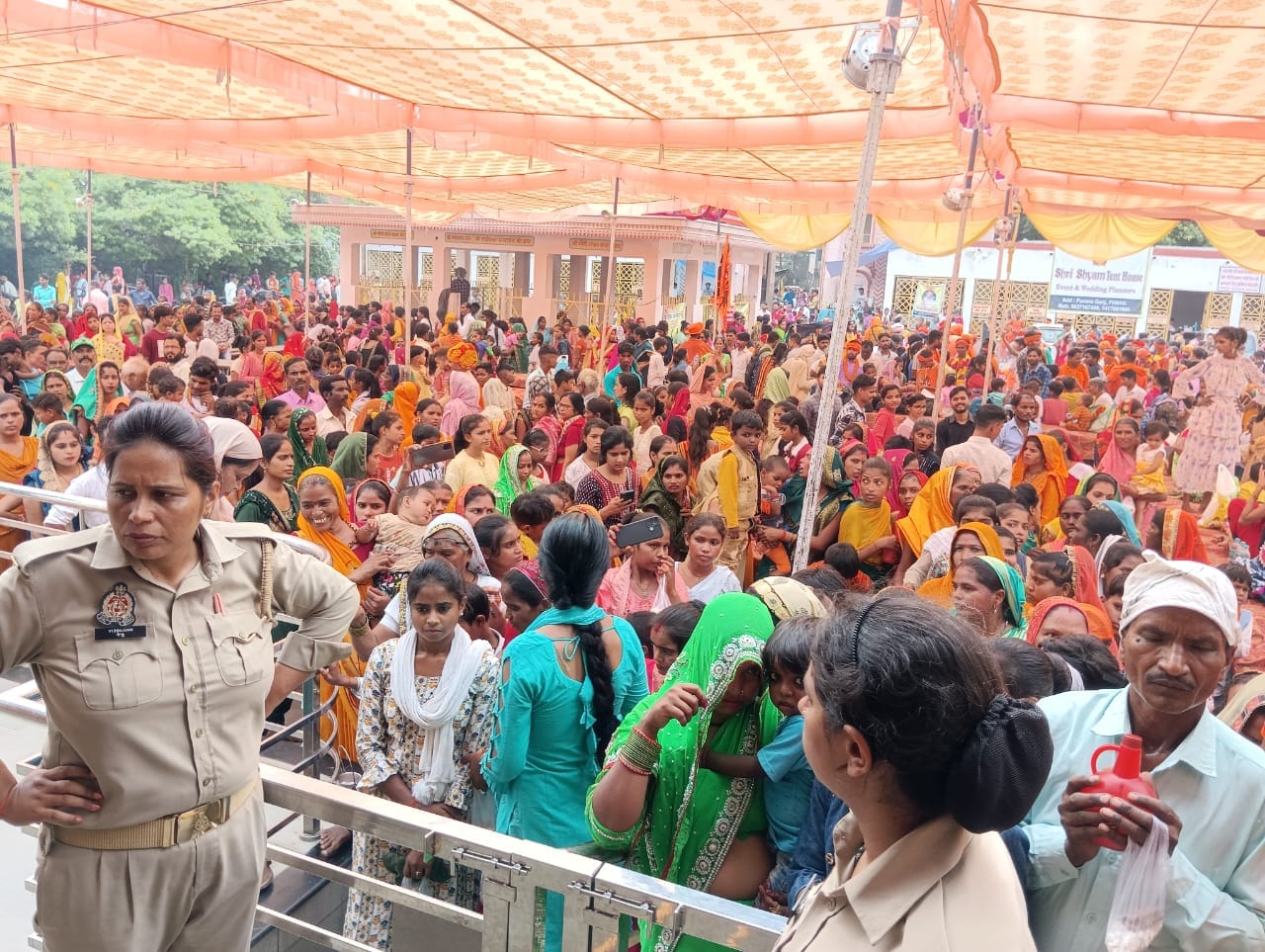 शहर के गौरी शंकर मंदिर में जलाभिषेक करने पहुंचे कांवड़िये । संवाद