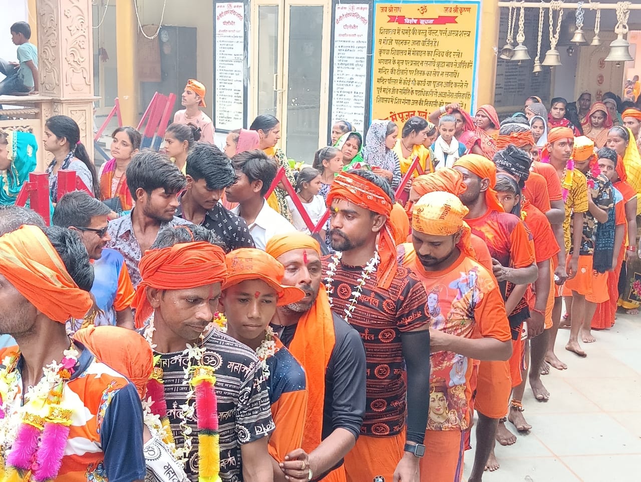 शहर के गौरी शंकर मंदिर में जलाभिषेक करने पहुंचे कांवड़िये । संवाद