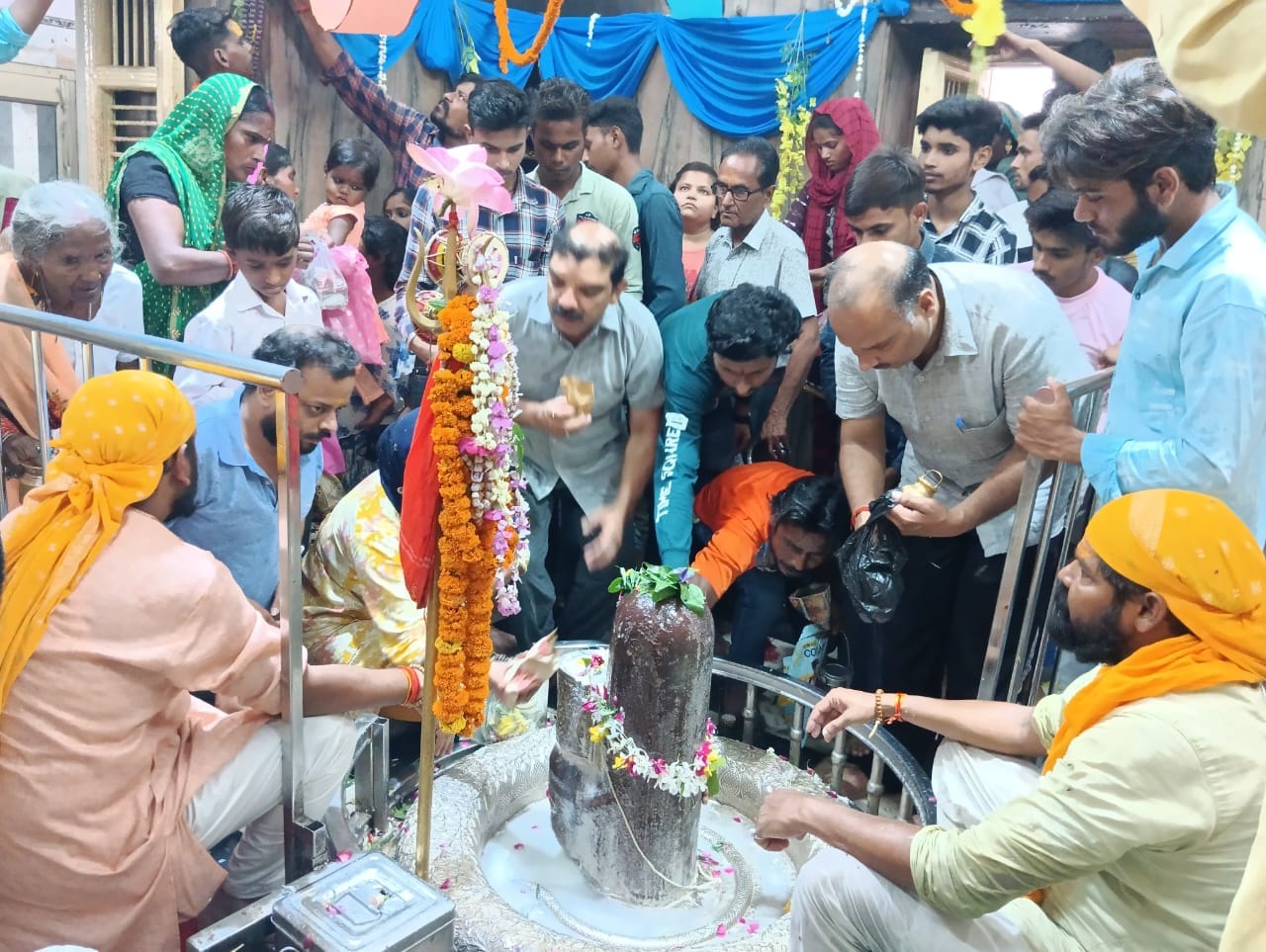 शहर के गौरी शंकर मंदिर में जलाभिषेक करने पहुंचे कांवड़िये । संवाद