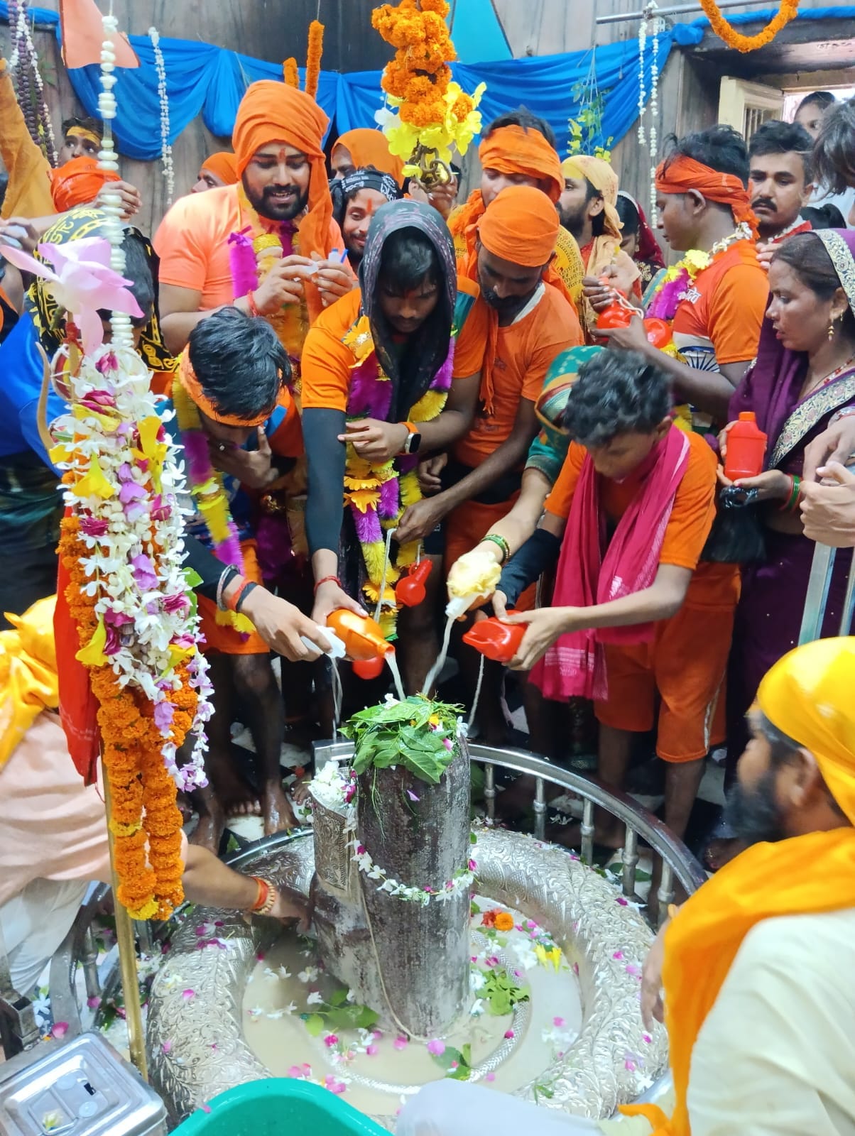 शहर के गौरी शंकर मंदिर में जलाभिषेक करने पहुंचे कांवड़िये । संवाद