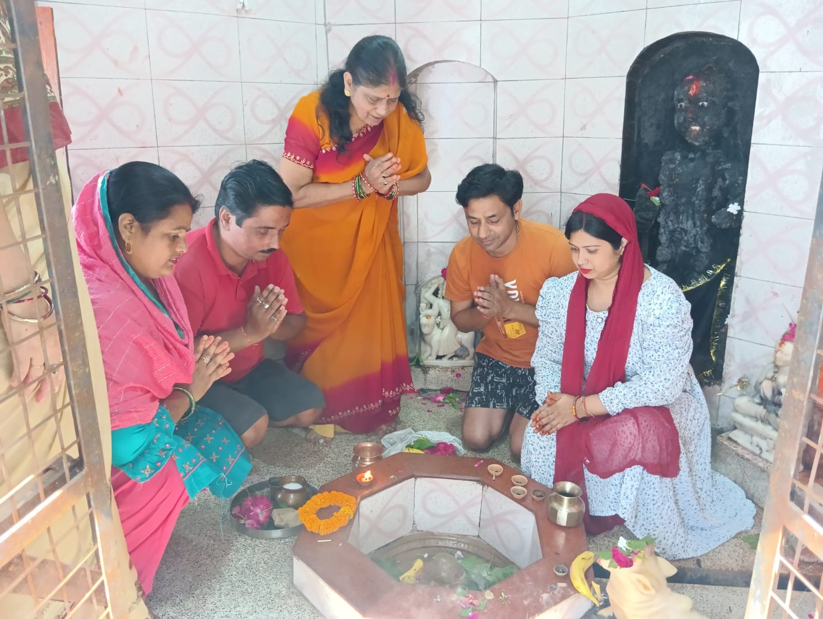 शहर के गौरी शंकर मंदिर में जलाभिषेक करने पहुंचे कांवड़िये । संवाद