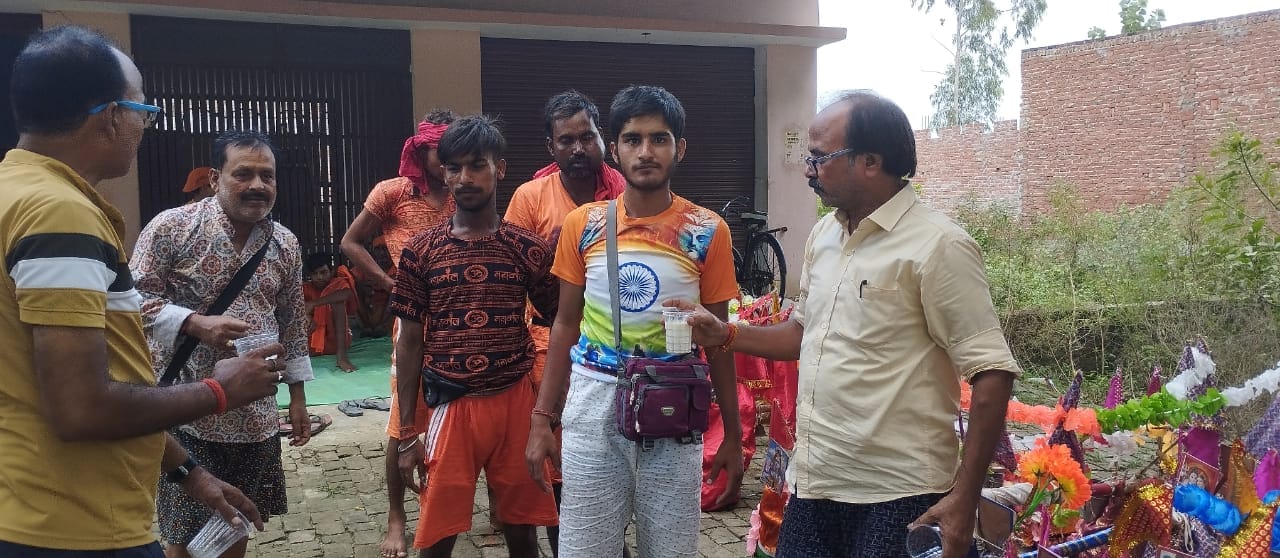 शहर के गौरी शंकर मंदिर में जलाभिषेक करने पहुंचे कांवड़िये । संवाद