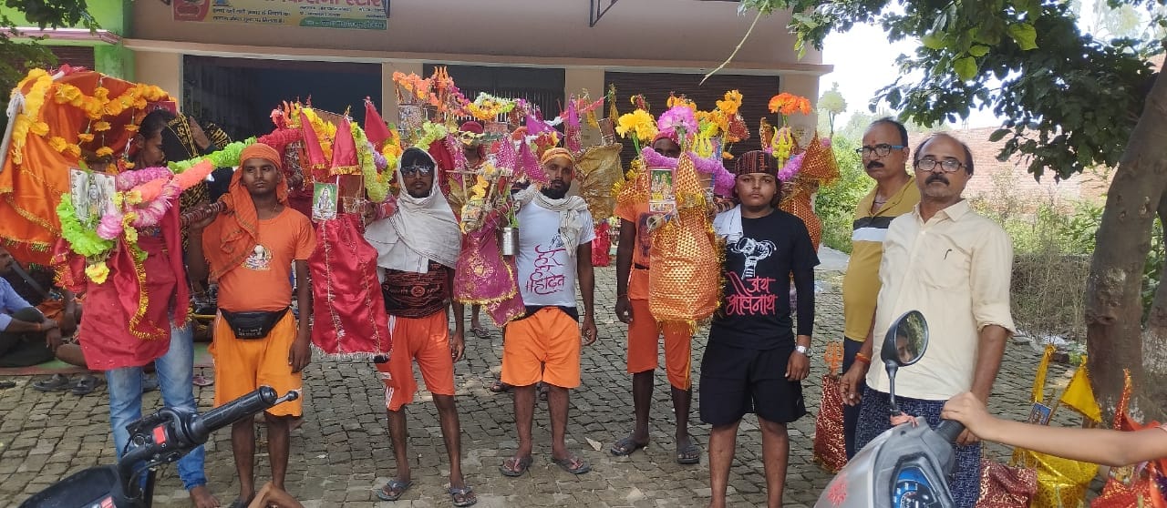 शहर के गौरी शंकर मंदिर में जलाभिषेक करने पहुंचे कांवड़िये । संवाद