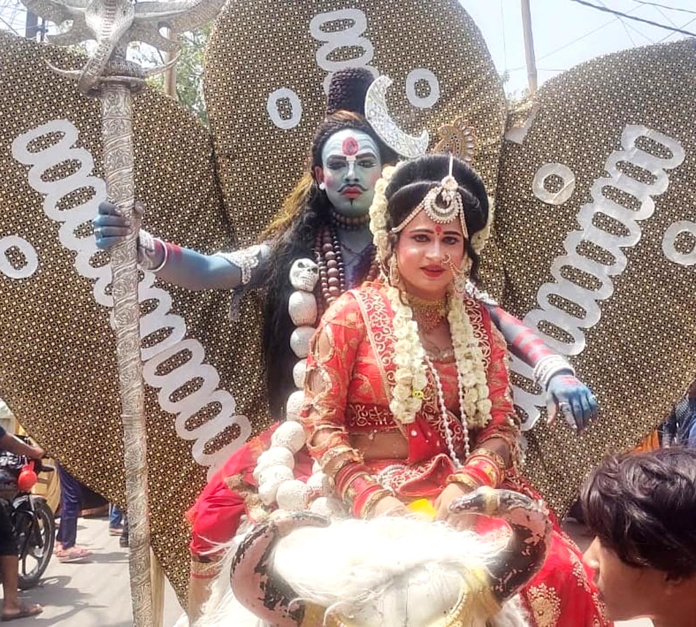 उझानी में महाकाल की शोभायात्रा में जुटे भक्त। संवाद
