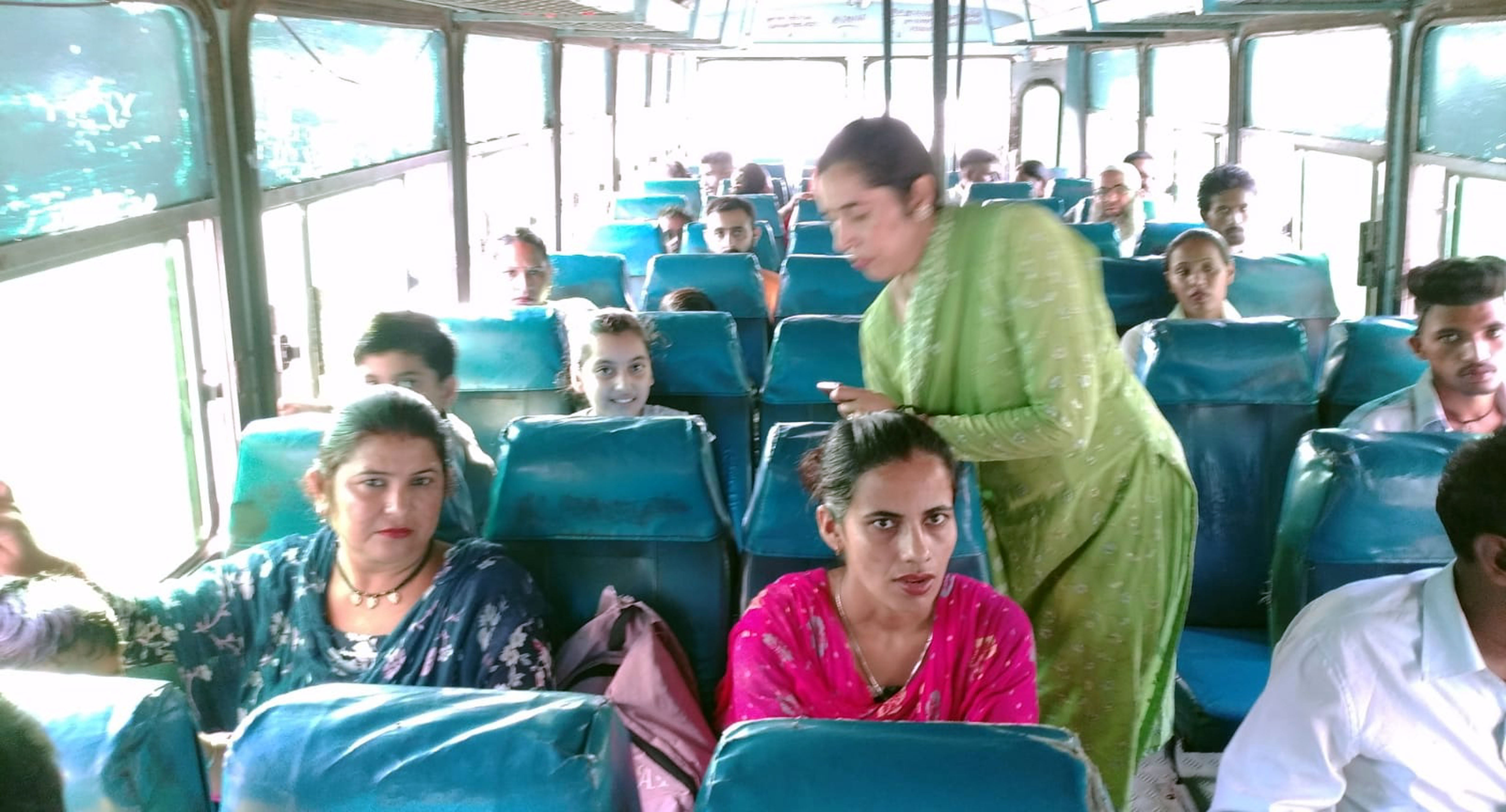अंबाला सिटी बस स्टैंड पर बस में चढ़ती महिलाएं।