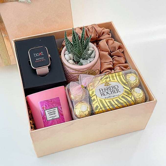 बहादुरगंज में राखी की दुकान पर खरीदारी करती युवतियां। संवाद