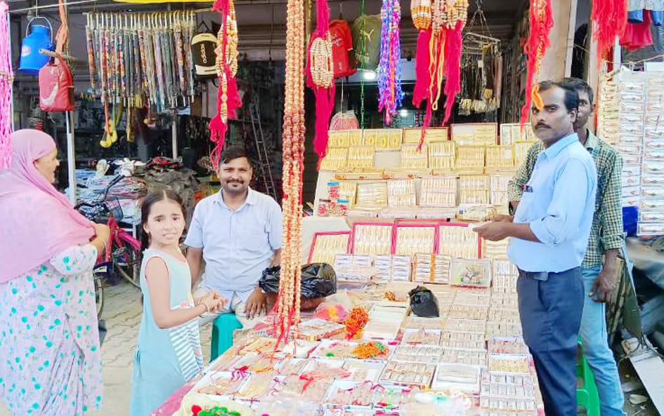 बाजार में सेवई खरीदते लोग बाजार में सेवई खरीदते लोग