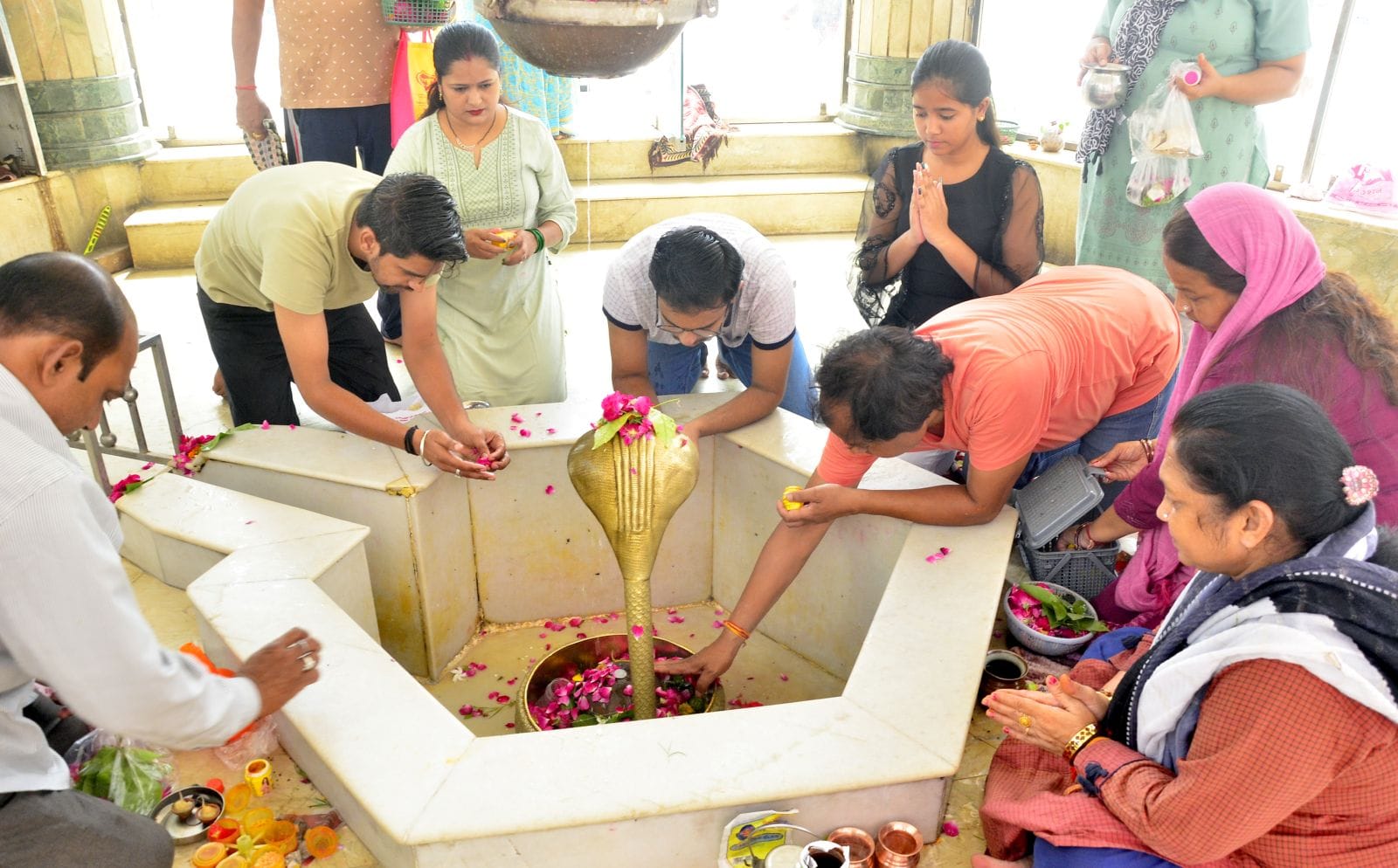 बिरूआबाड़ी मंदिर में शिवतेरस पर जलाभिषेक करते श्रद्धालु। संवाद