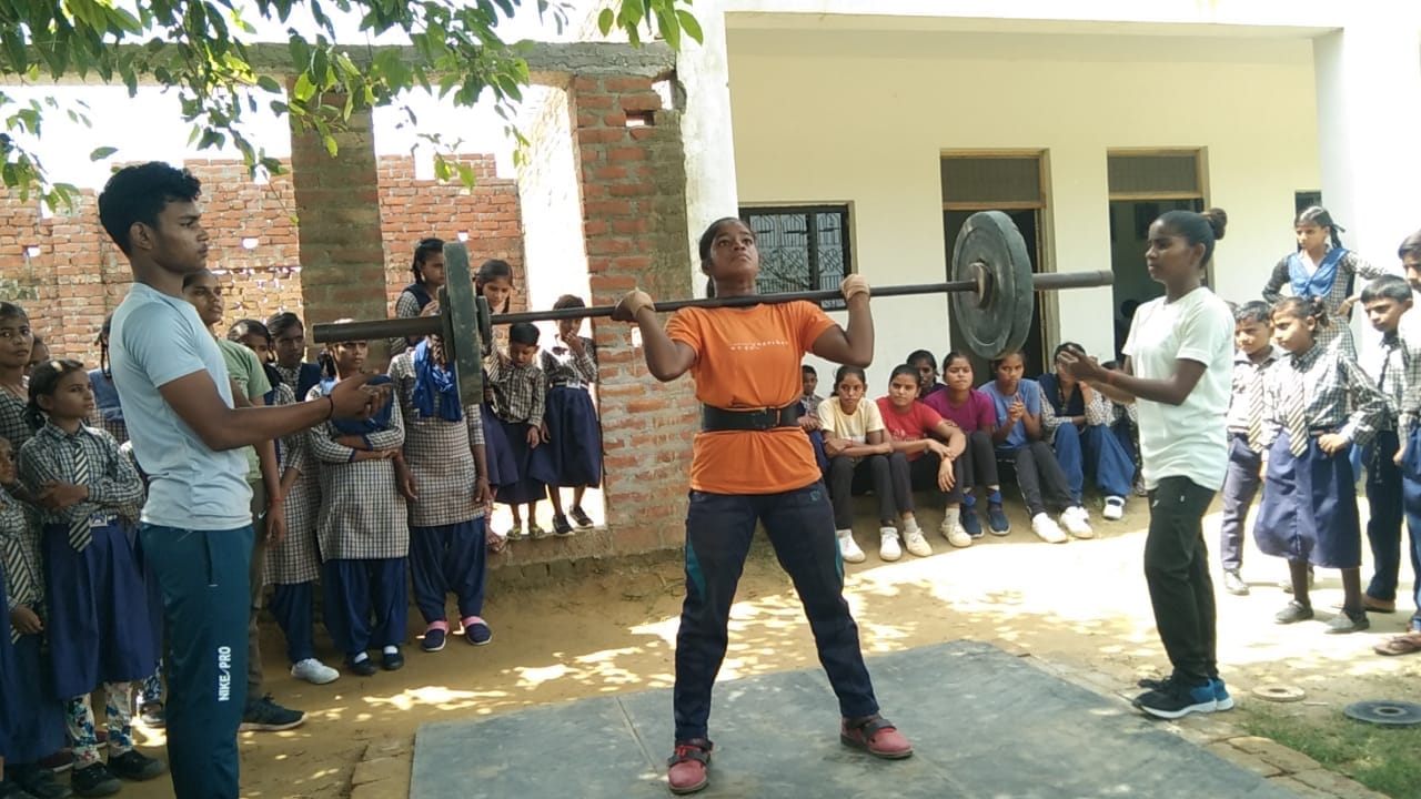 डॉ. सुदाम प्रसाद बाल विद्या मंदिर कन्या इंटर कॉलेज में प्रतियोगिताओं की विजेता छात्राओं को मेडल