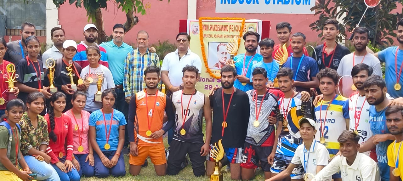 डॉ. सुदाम प्रसाद बाल विद्या मंदिर कन्या इंटर कॉलेज में प्रतियोगिताओं की विजेता छात्राओं को मेडल