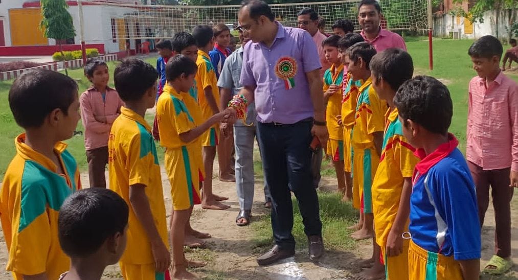 डॉ. सुदाम प्रसाद बाल विद्या मंदिर कन्या इंटर कॉलेज में प्रतियोगिताओं की विजेता छात्राओं को मेडल