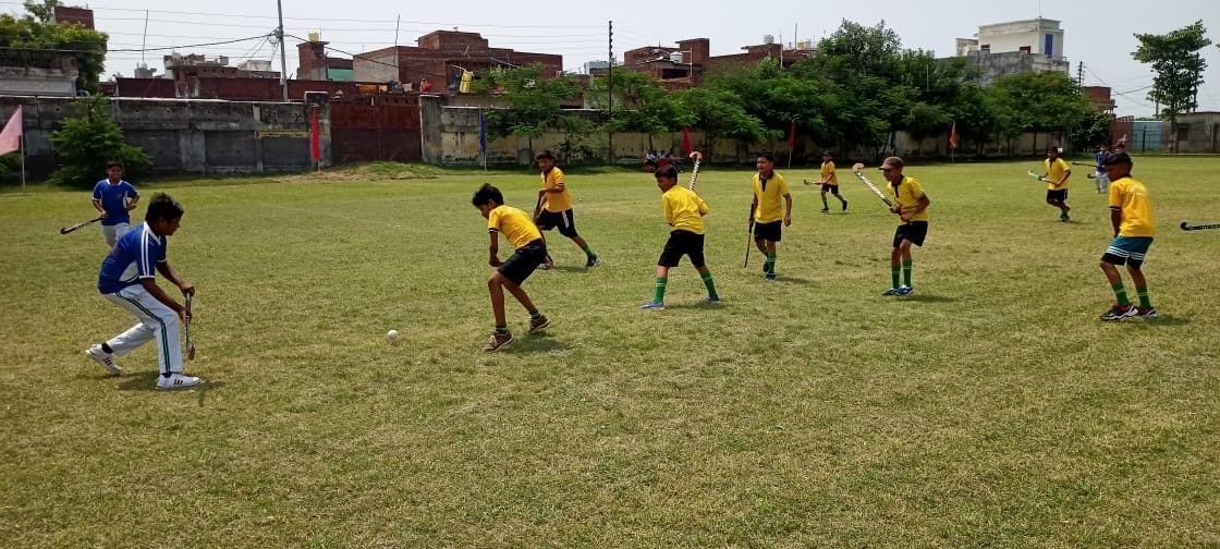 डॉ. सुदाम प्रसाद बाल विद्या मंदिर कन्या इंटर कॉलेज में प्रतियोगिताओं की विजेता छात्राओं को मेडल