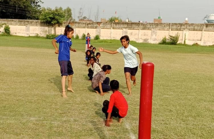 डॉ. सुदाम प्रसाद बाल विद्या मंदिर कन्या इंटर कॉलेज में प्रतियोगिताओं की विजेता छात्राओं को मेडल