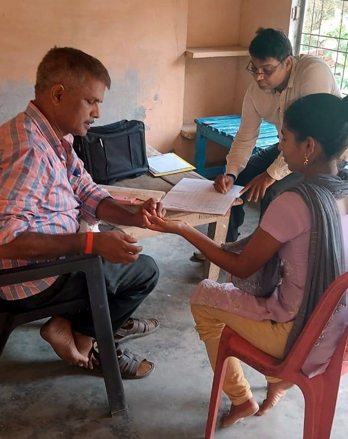 एंटी लार्वा का छिड़काव करता कर्मी