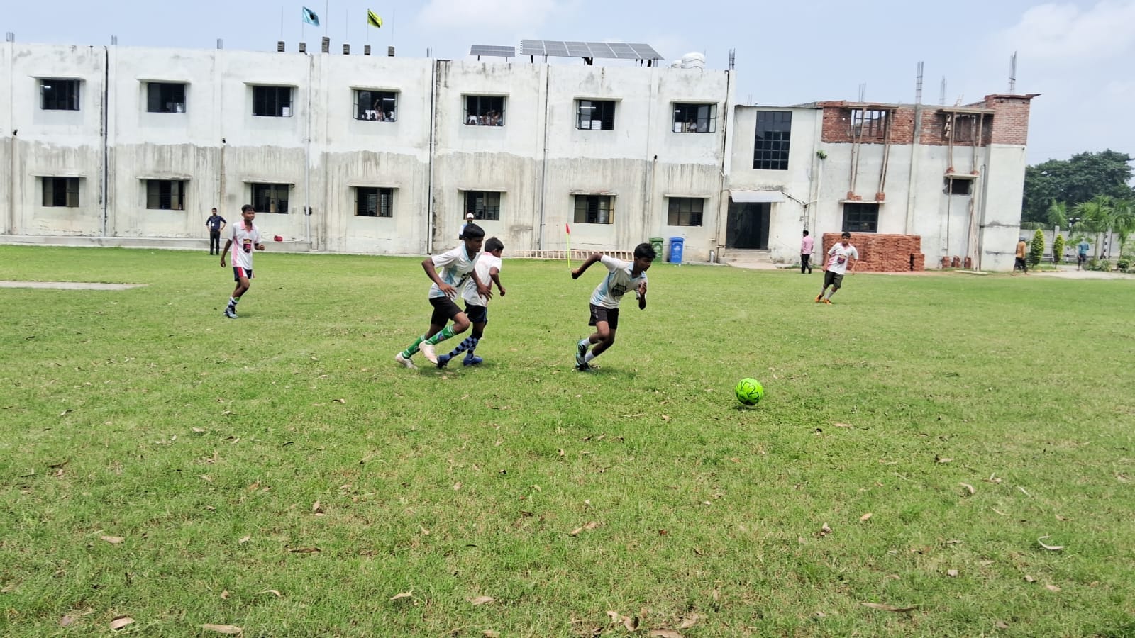 गांधी स्टेडियम में आयोजित कब्बडी प्रतियोगिता में खेलते खिलाड़ी । संवाद