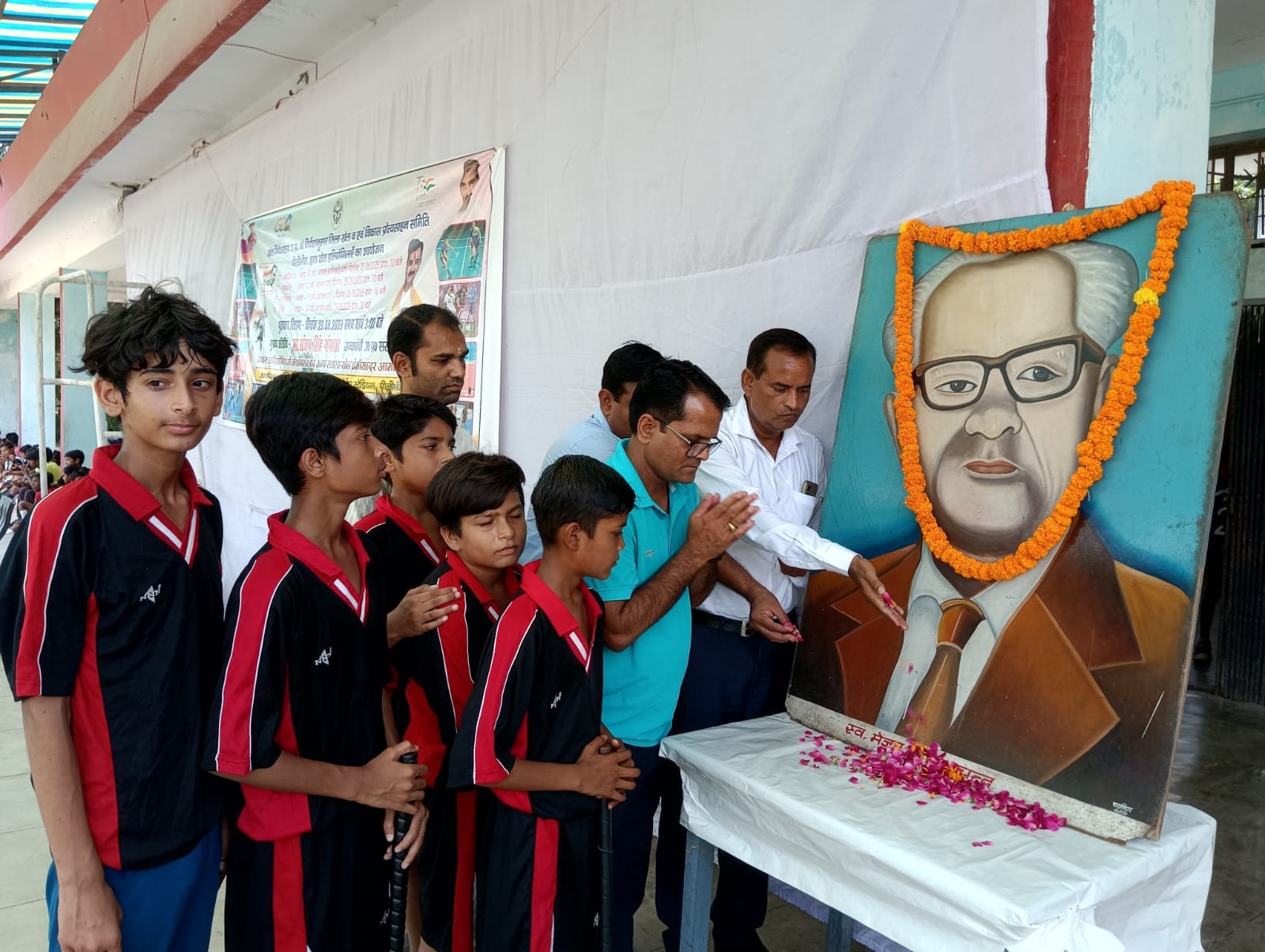 गांधी स्टेडियम में आयोजित कब्बडी प्रतियोगिता में खेलते खिलाड़ी । संवाद