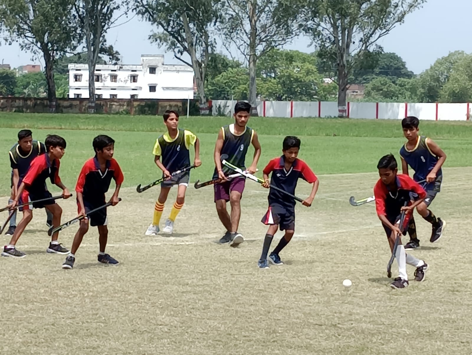 गांधी स्टेडियम में आयोजित कब्बडी प्रतियोगिता में खेलते खिलाड़ी । संवाद