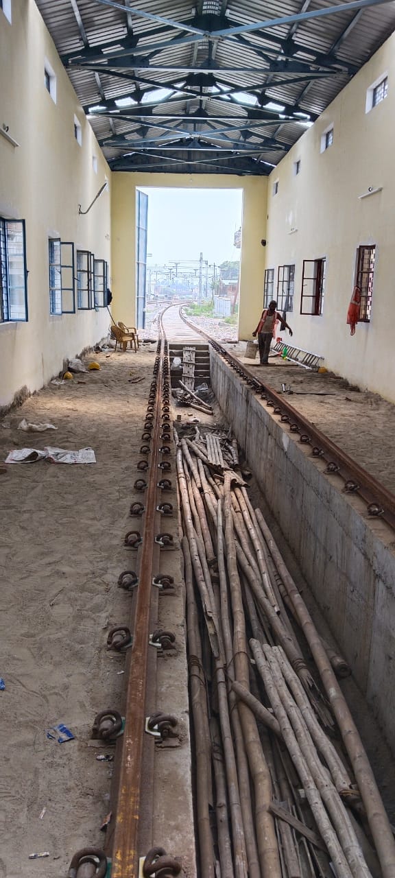 कुरैया हॉल्ट और दूधियाखुर्द के बीच बिजली लाइन चेक करते कर्मचारी । संवाद