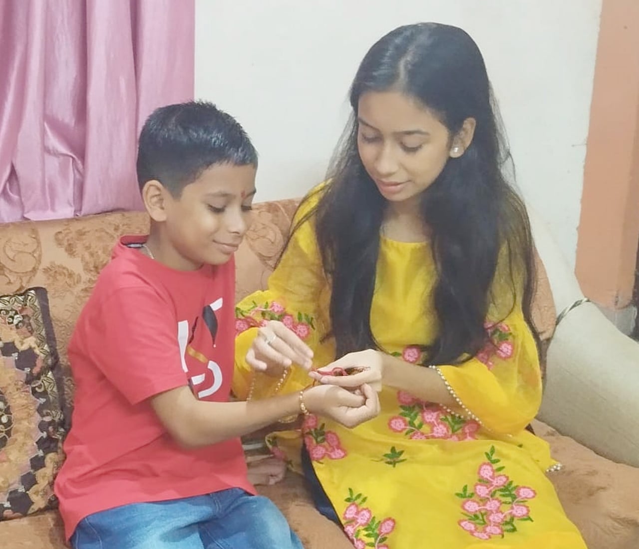 नाहन के दिल्ली गेट के समीप पार्किंग स्थल से पतंगबाजी करते युवा। संवाद नाहन के दिल्ली गेट के समीप पार्किंग स्थल से पतंगबाजी करते युवा। संवाद