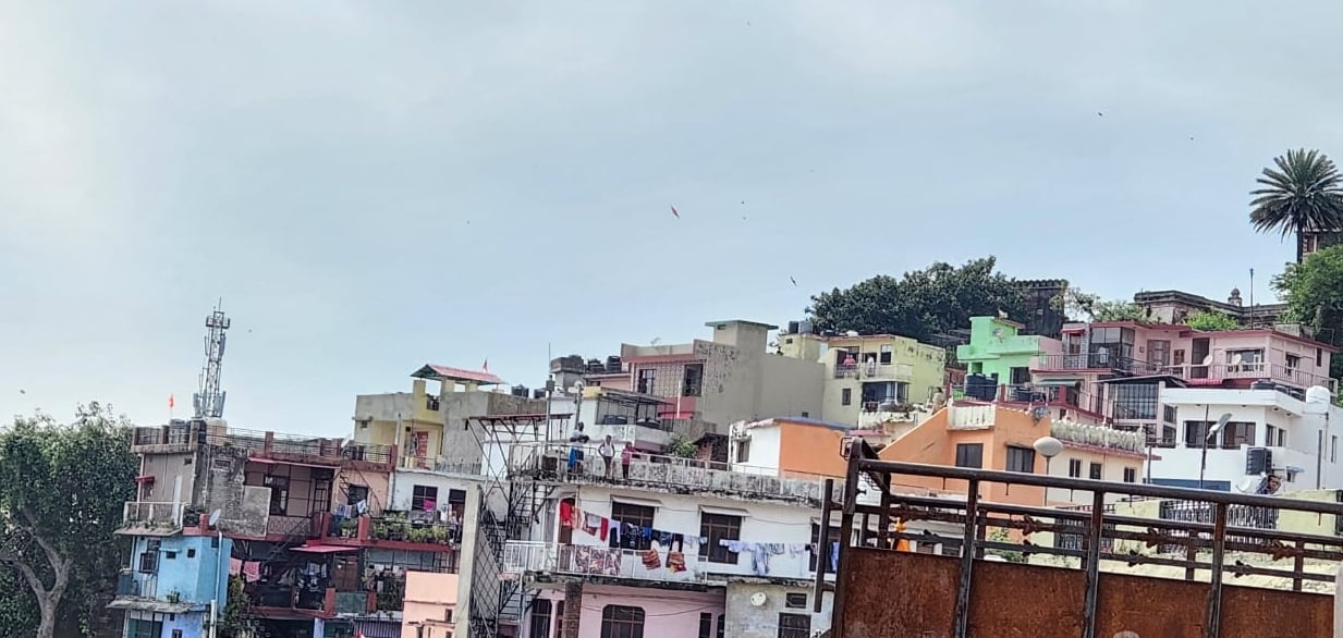 नाहन के दिल्ली गेट के समीप पार्किंग स्थल से पतंगबाजी करते युवा। संवाद नाहन के दिल्ली गेट के समीप पार्किंग स्थल से पतंगबाजी करते युवा। संवाद