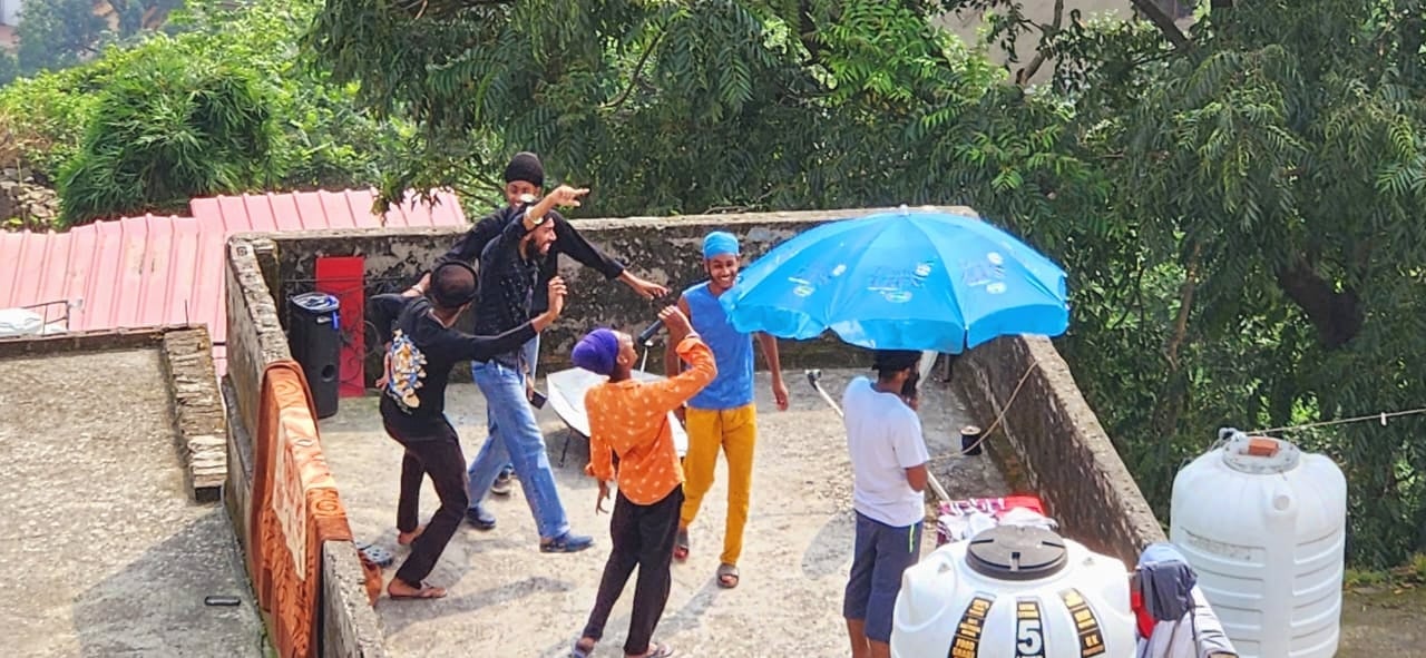 नाहन के दिल्ली गेट के समीप पार्किंग स्थल से पतंगबाजी करते युवा। संवाद नाहन के दिल्ली गेट के समीप पार्किंग स्थल से पतंगबाजी करते युवा। संवाद