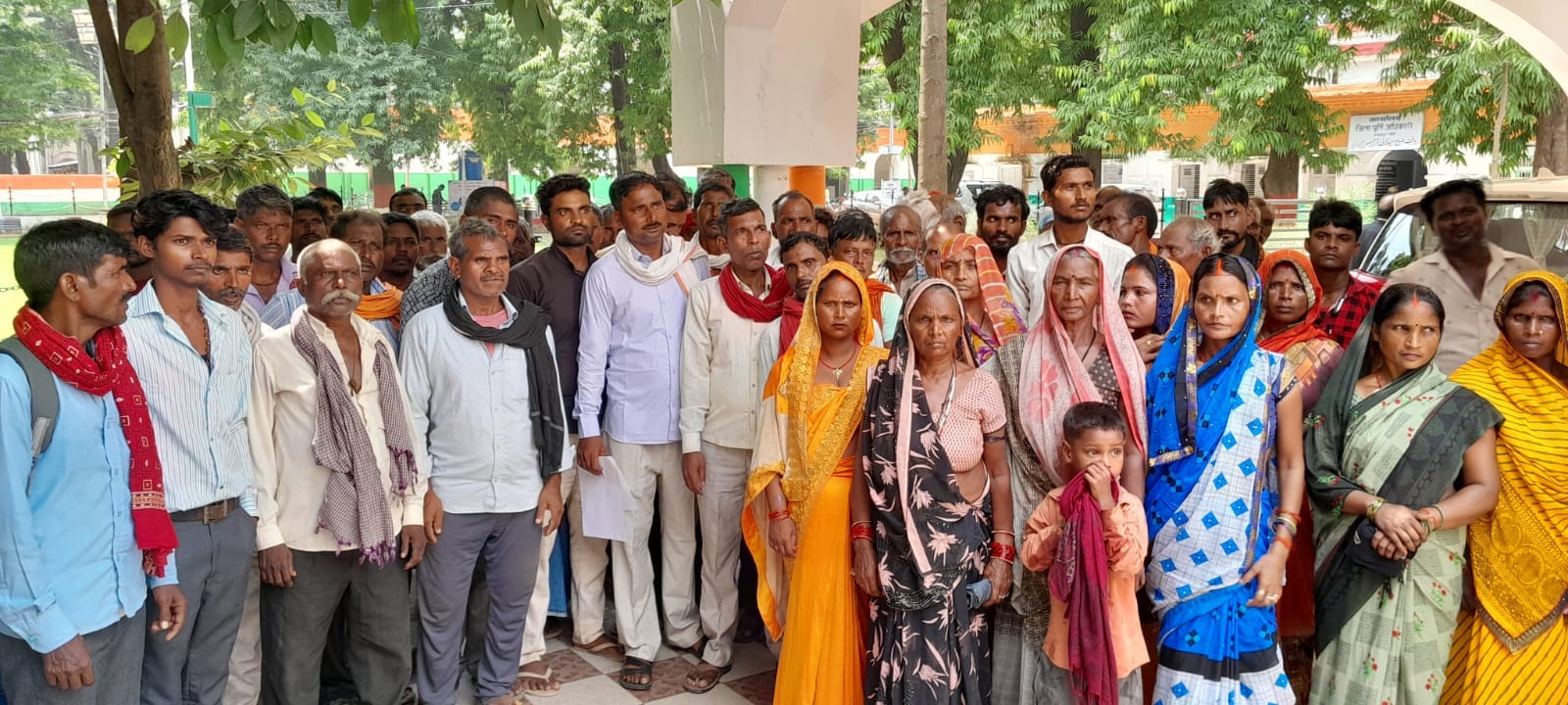 पलिया के मझौरा से इमलिया जाने वाले पर पानी कम होने के बाद गुजरते वाहन व खड़ी नाव। पलिया के मझौरा से इमलिया जाने वाले पर पानी कम होने के बाद गुजरते वाहन व खड़ी नाव।