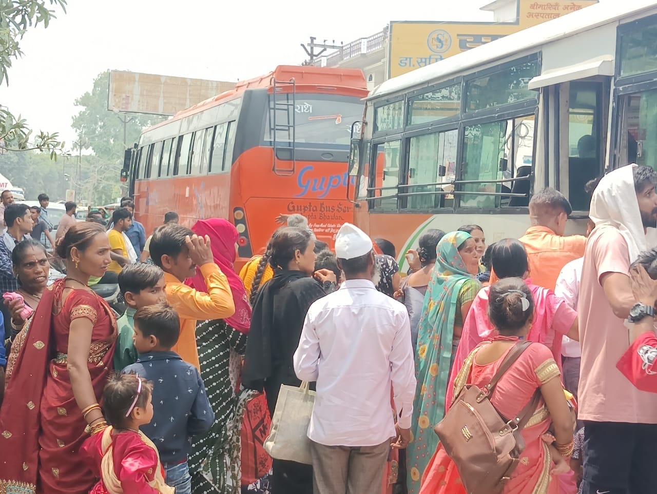 पूरनपुर के असम हाइवे पर बस में चढ़ने की मशक्कत करते यात्री । संवाद