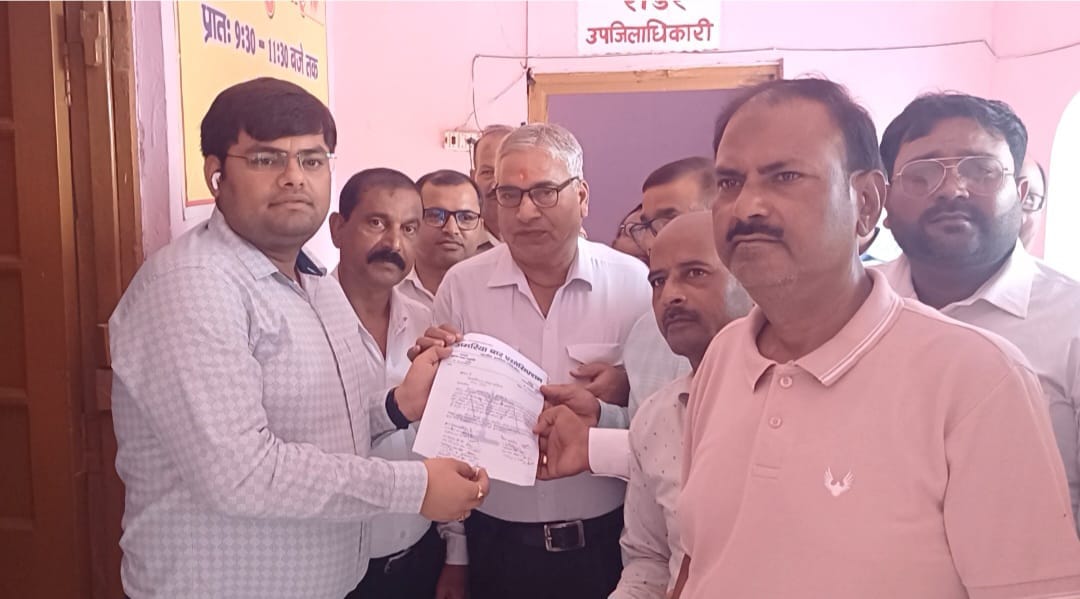 पूरनपुर में एसडीएम कार्यालय के बाहर प्रदर्शन करते अधिवक्ता । संवाद