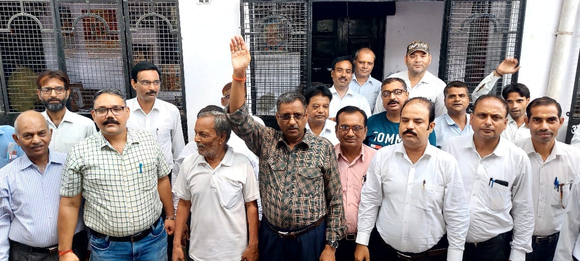 पूरनपुर में एसडीएम कार्यालय के बाहर प्रदर्शन करते अधिवक्ता । संवाद