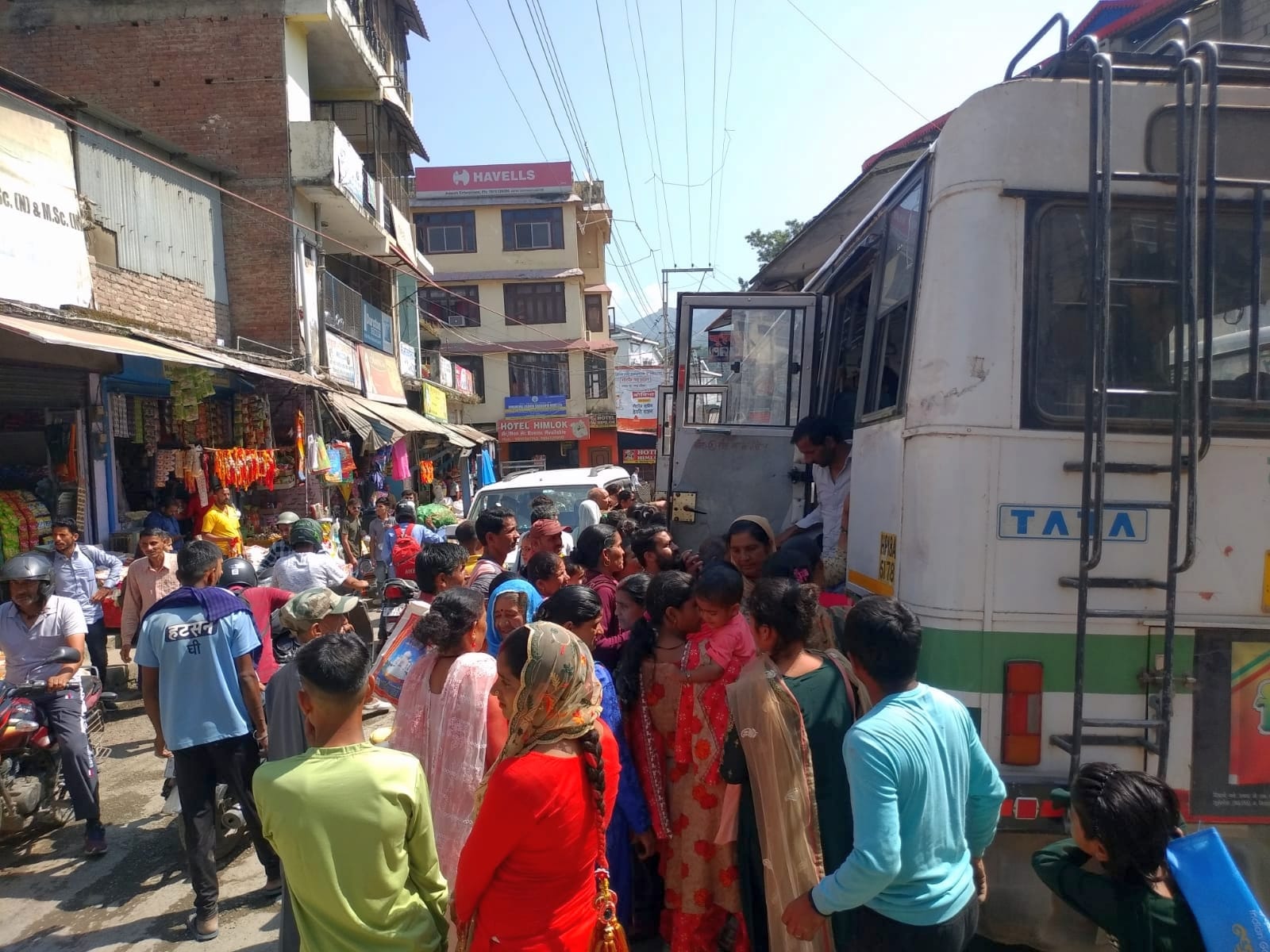 रक्षाबंधन पर्व पर सरकारी बस में खड़े होकर मुफ्त यात्रा करतीं महिलाएं। संवाद रक्षाबंधन पर्व पर सरकारी बस में खड़े होकर मुफ्त यात्रा करतीं महिलाएं। संवाद