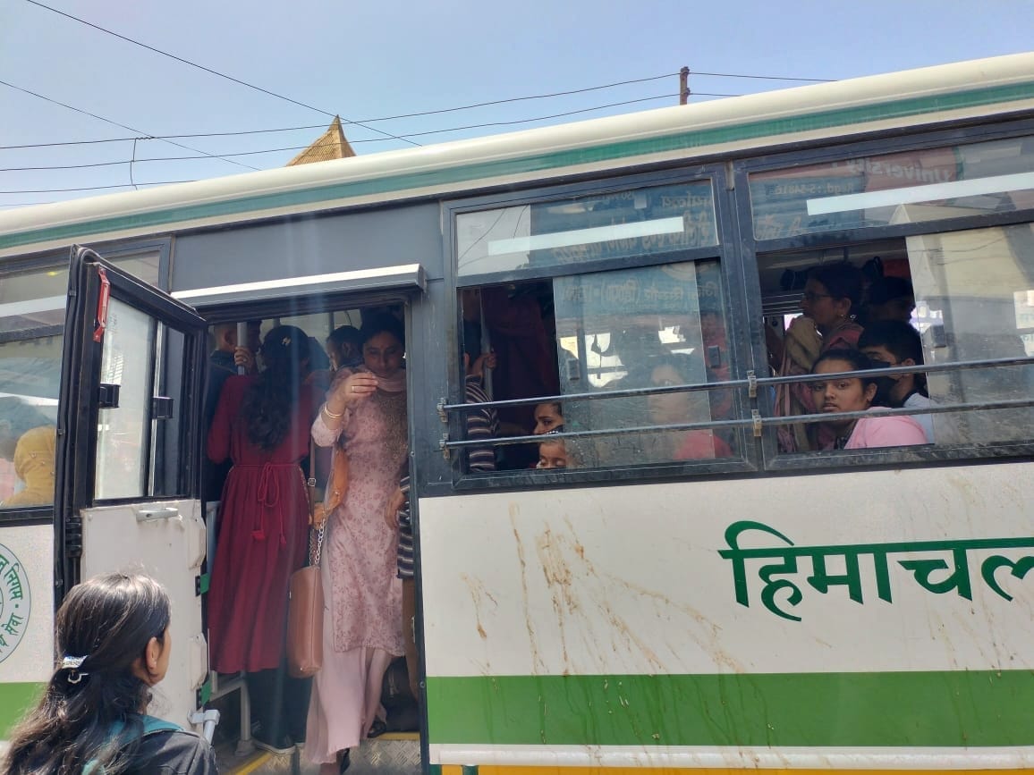 रक्षाबंधन पर्व पर सरकारी बस में खड़े होकर मुफ्त यात्रा करतीं महिलाएं। संवाद रक्षाबंधन पर्व पर सरकारी बस में खड़े होकर मुफ्त यात्रा करतीं महिलाएं। संवाद