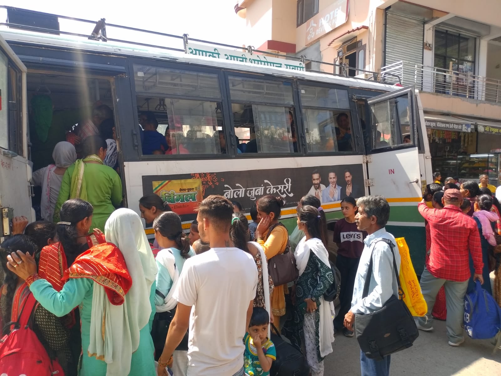 रक्षाबंधन पर्व पर सरकारी बस में खड़े होकर मुफ्त यात्रा करतीं महिलाएं। संवाद रक्षाबंधन पर्व पर सरकारी बस में खड़े होकर मुफ्त यात्रा करतीं महिलाएं। संवाद