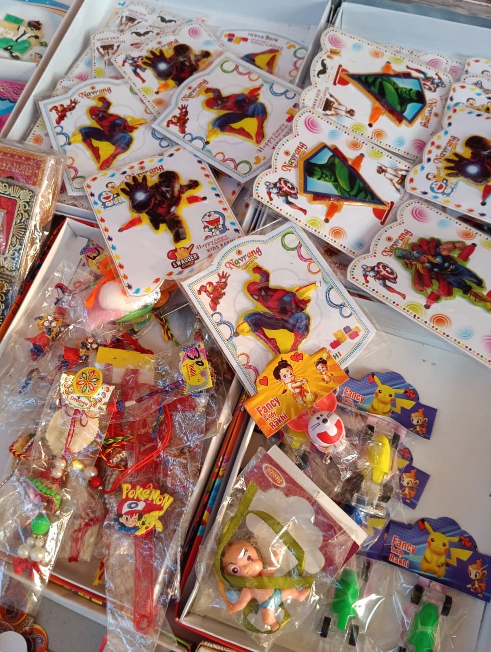 शहर की स्टेशन रोड पर सजी एक राखी की दुकान पर राखिया पसन्द करती महिलाएं । संवाद