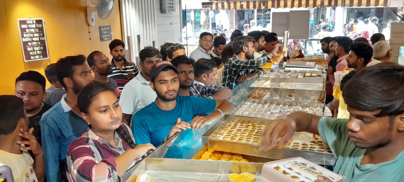 शहर में राखी की दुकानों  पर रही भीड़़