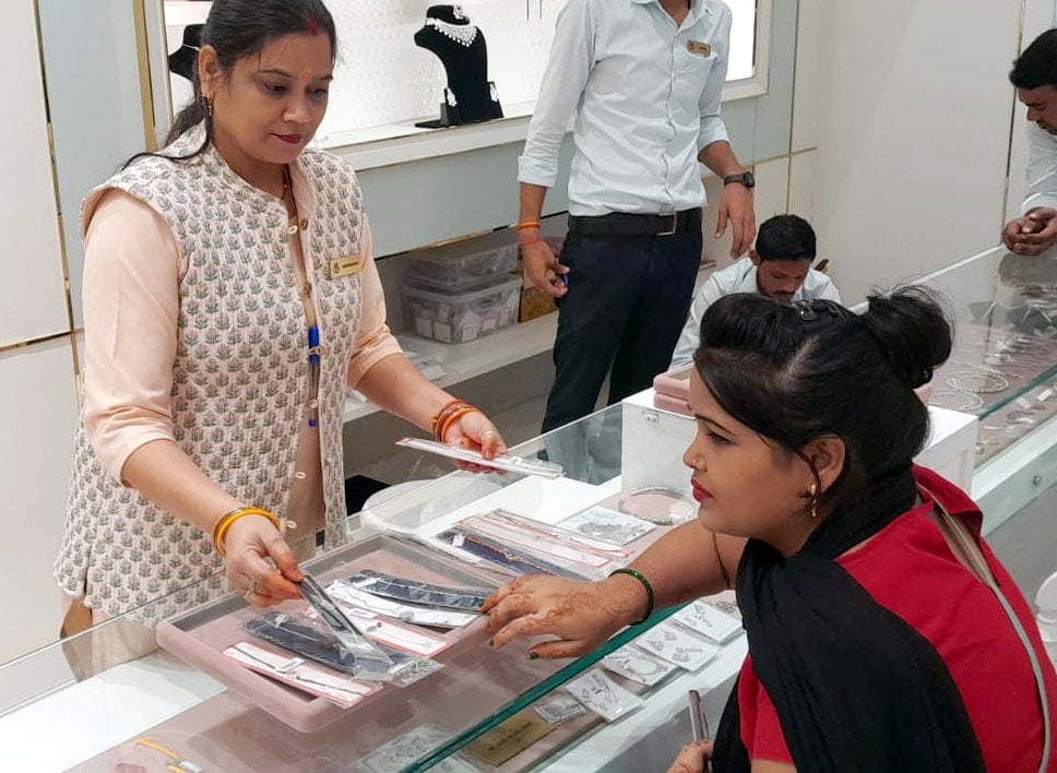 शहर में राखी की दुकानों  पर रही भीड़़