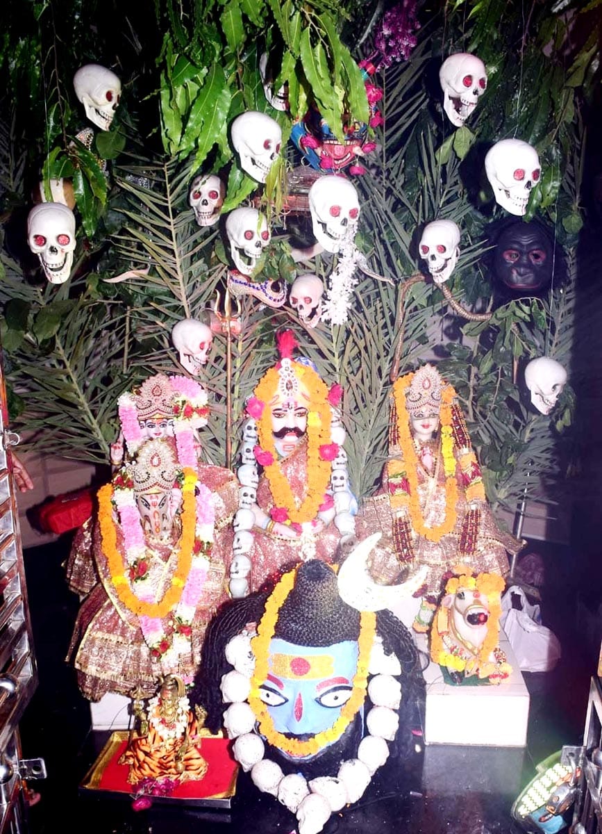 उझानी में महाकाल की महाआरती में जुटे भक्त। संवाद