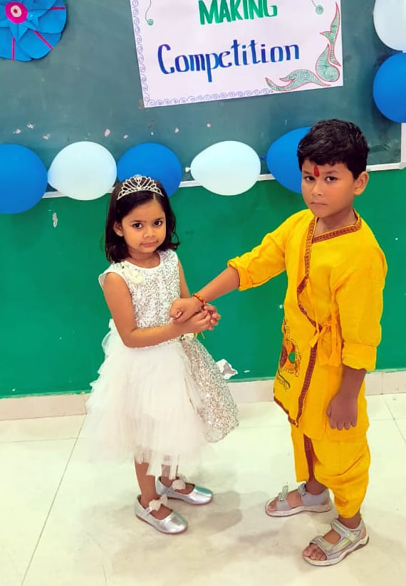 बिल्सी के फ्यूचर लीडर्स स्कूल में राखी बनाकर दिखाते बच्चे। संवाद