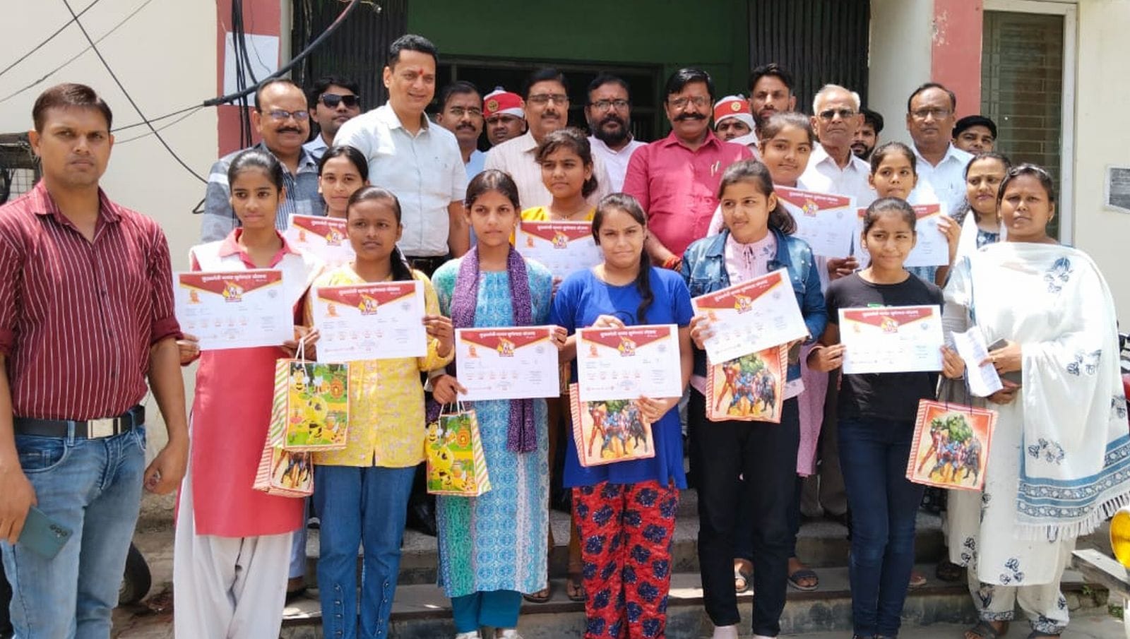 बिल्सी के फ्यूचर लीडर्स स्कूल में राखी बनाकर दिखाते बच्चे। संवाद