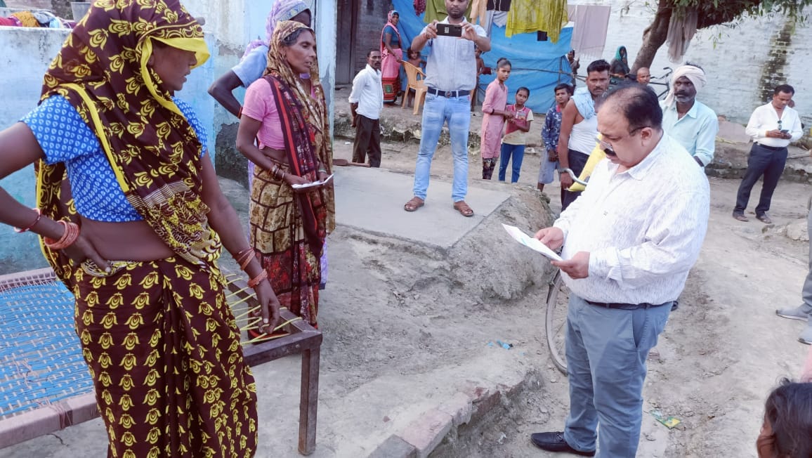गांव पिपरिया दुलई में आयोजित स्वास्थ शिविर में जांच कराते जिला पंचायत अध्यक्ष के पति । संवाद
