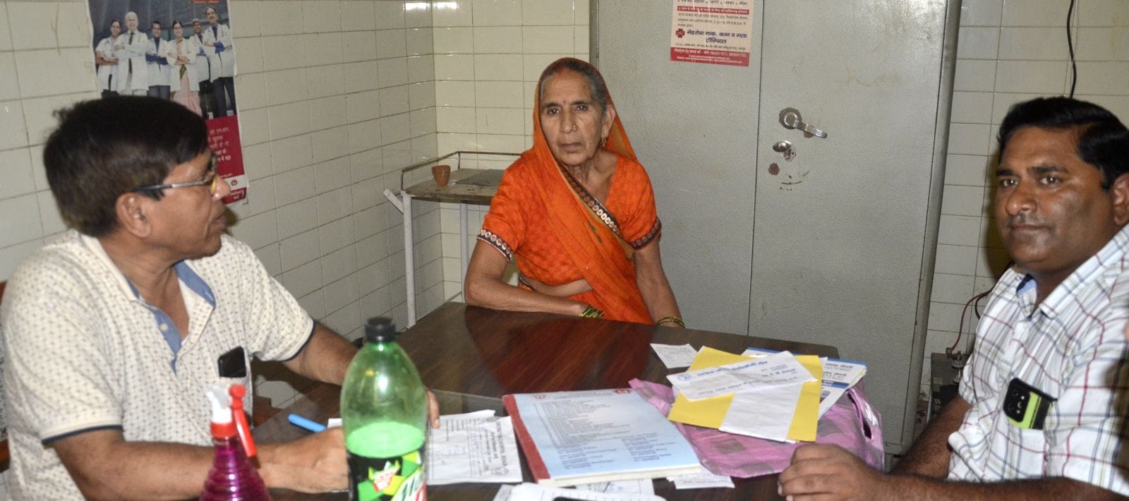 जिला अस्पताल के डेंगू वाड में लाइट नहीं आने पर हाथ से पंखा करते तीमारदार। संवाद