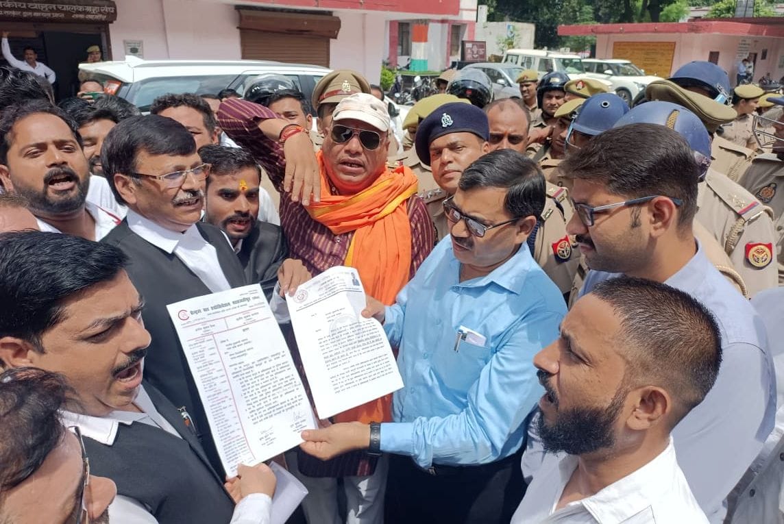 पुवायां में एसडीएम को ज्ञापन देते वकील