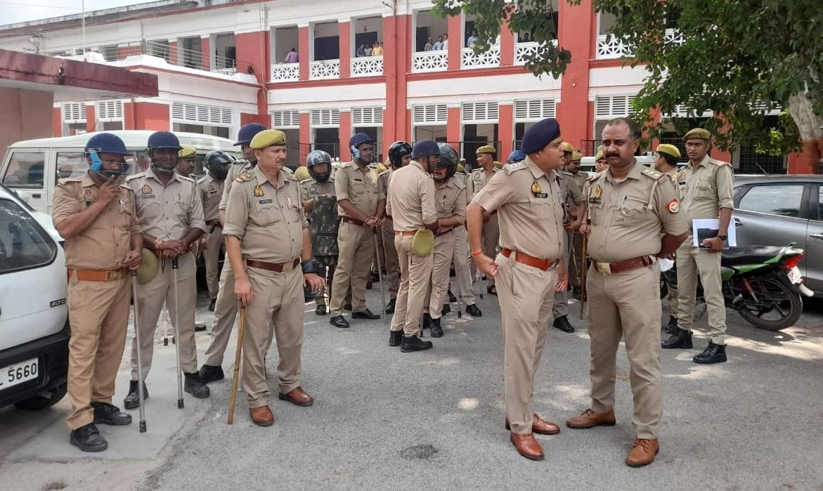 पुवायां में एसडीएम को ज्ञापन देते वकील