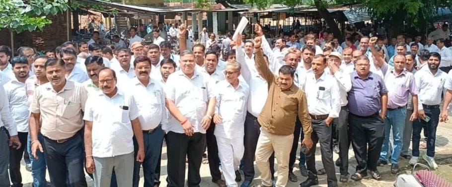 पुवायां में एसडीएम को ज्ञापन देते वकील