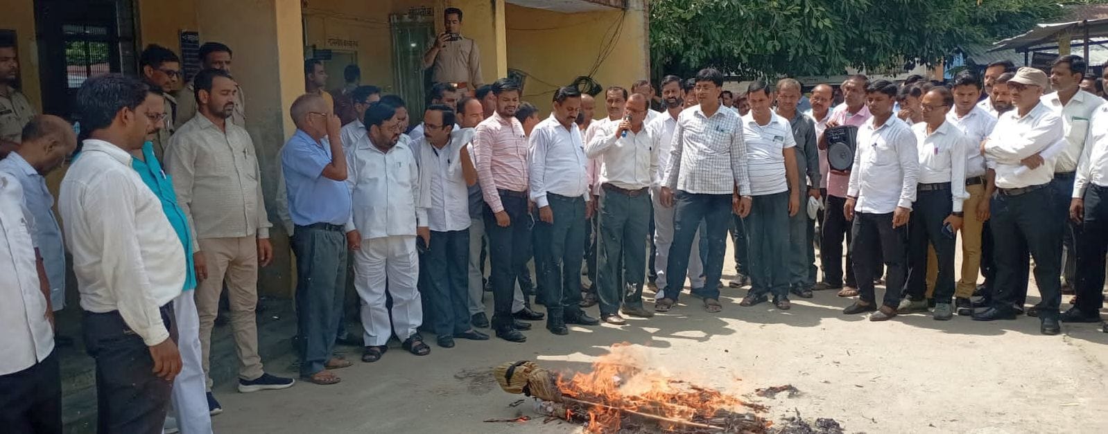 पुवायां में एसडीएम को ज्ञापन देते वकील