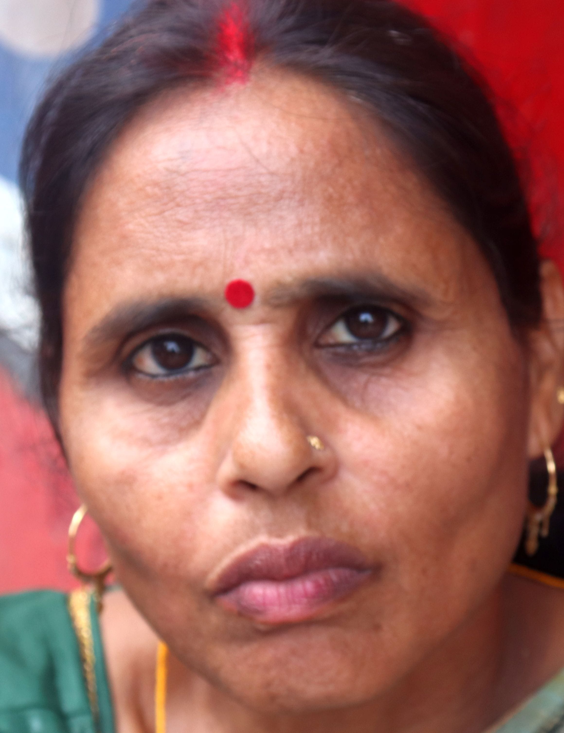 त्रिवेणी एक्सप्रेस में चढ़ते यात्री। संवाद