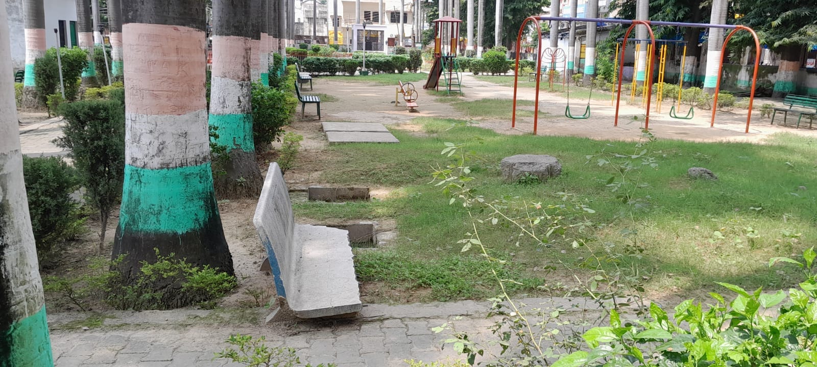 आफिसर्स कालोनी के पार्क में टूटा झूला आफिसर्स कालोनी के पार्क में टूटा झूला